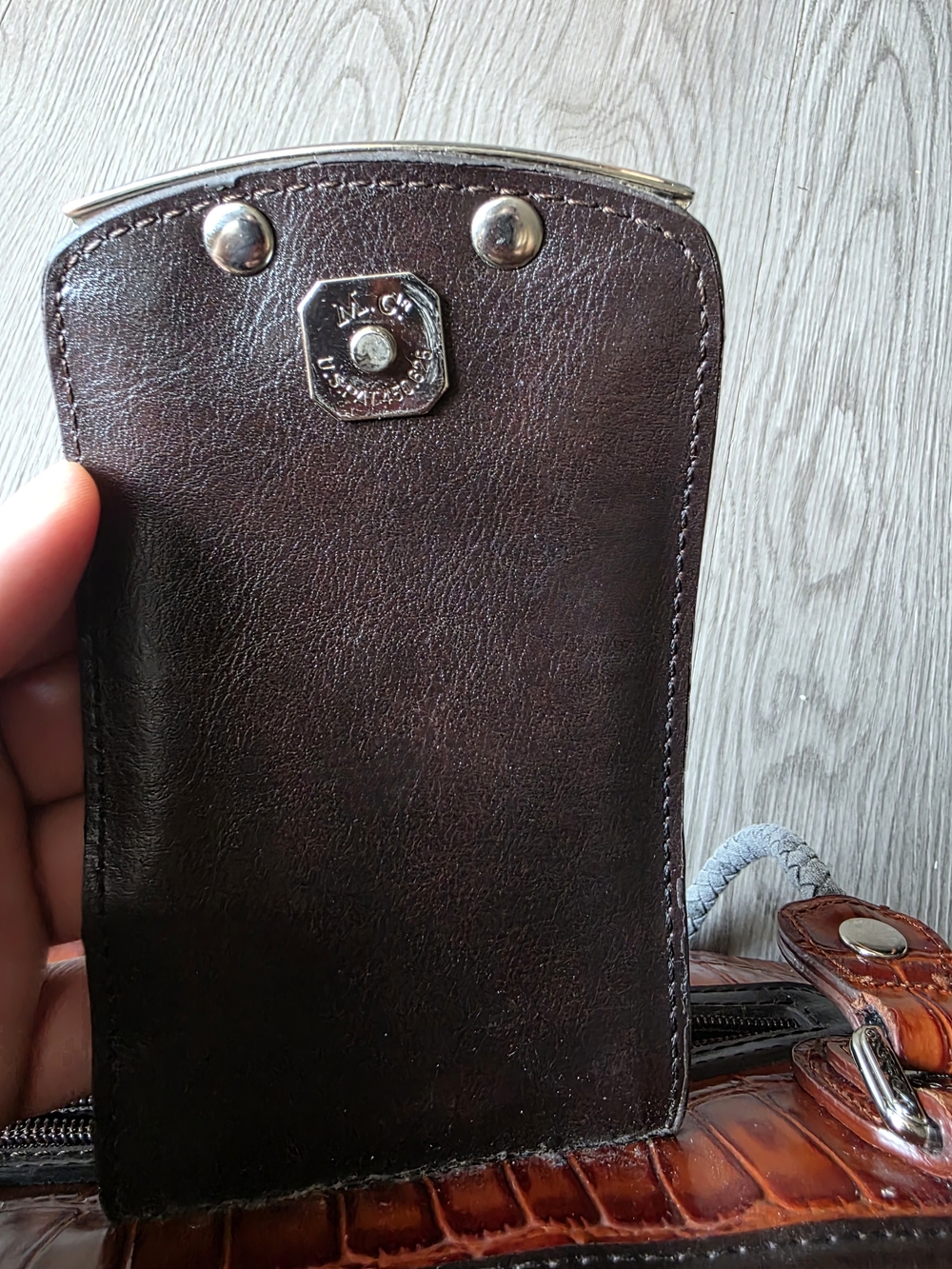 "Bolso M.C. vintage style with multiple compartments and heart detail" - Picture 8 of 10